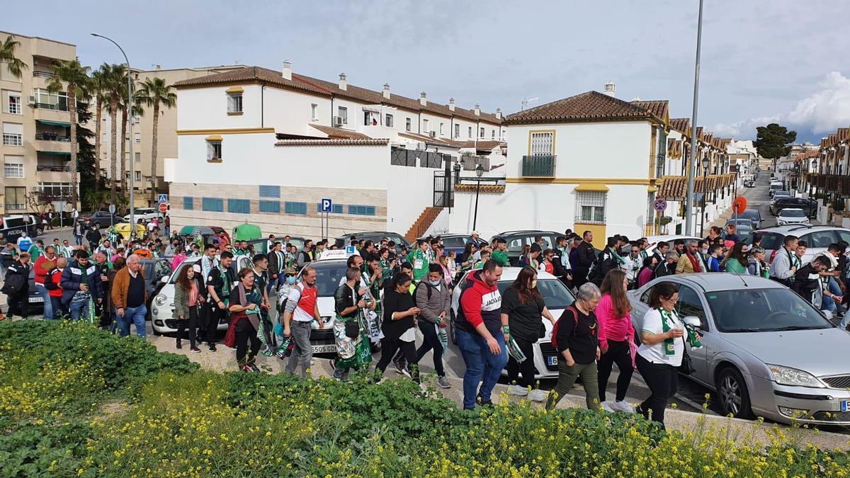 Marcha de aficionados en las calles de Antequera.