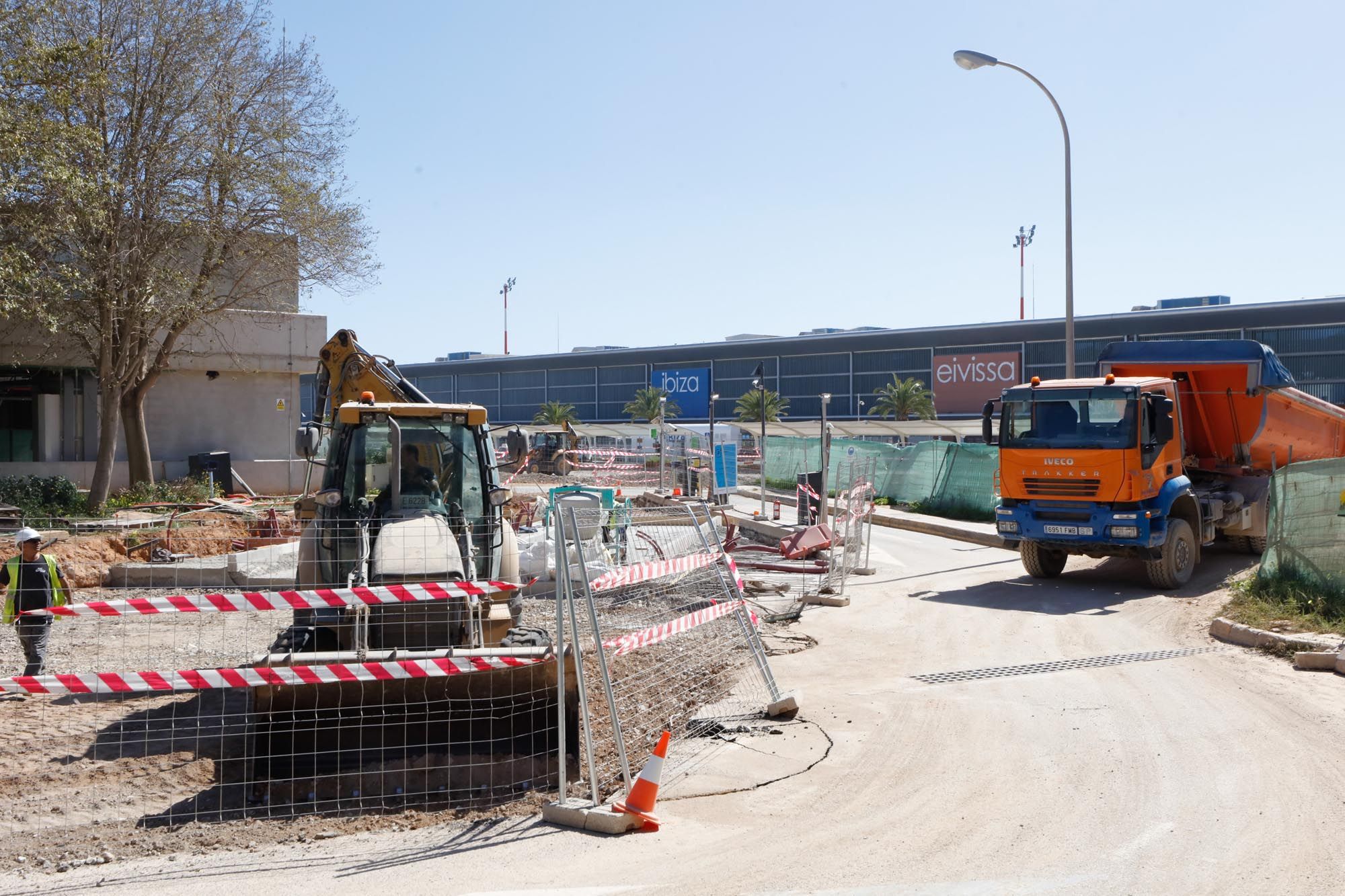 Obras en el aparcamiento del aeropuerto de Ibiza