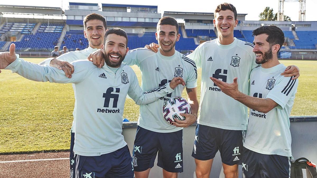 Los 5 «valencianos» de la selección posan ayer para «Superdeporte» sobre el césped del Estadio de San Petersburgo.  | NOMBRE FEQWIEOTÓGRAFO