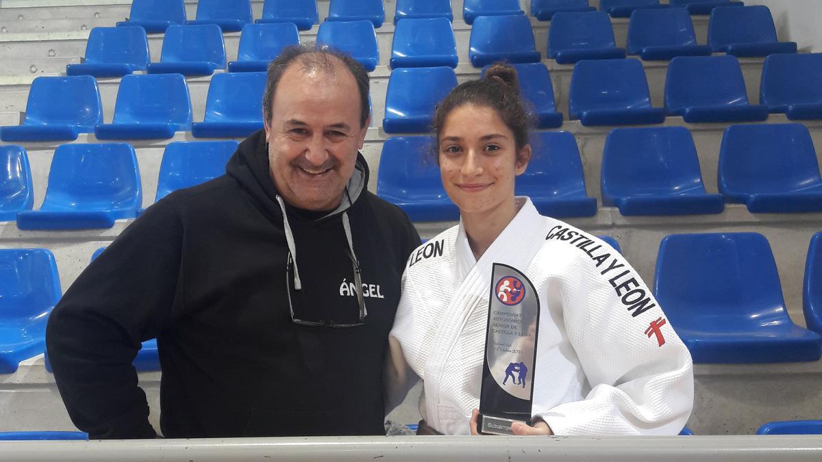 La judoka zamorana con su entrenador Angel García