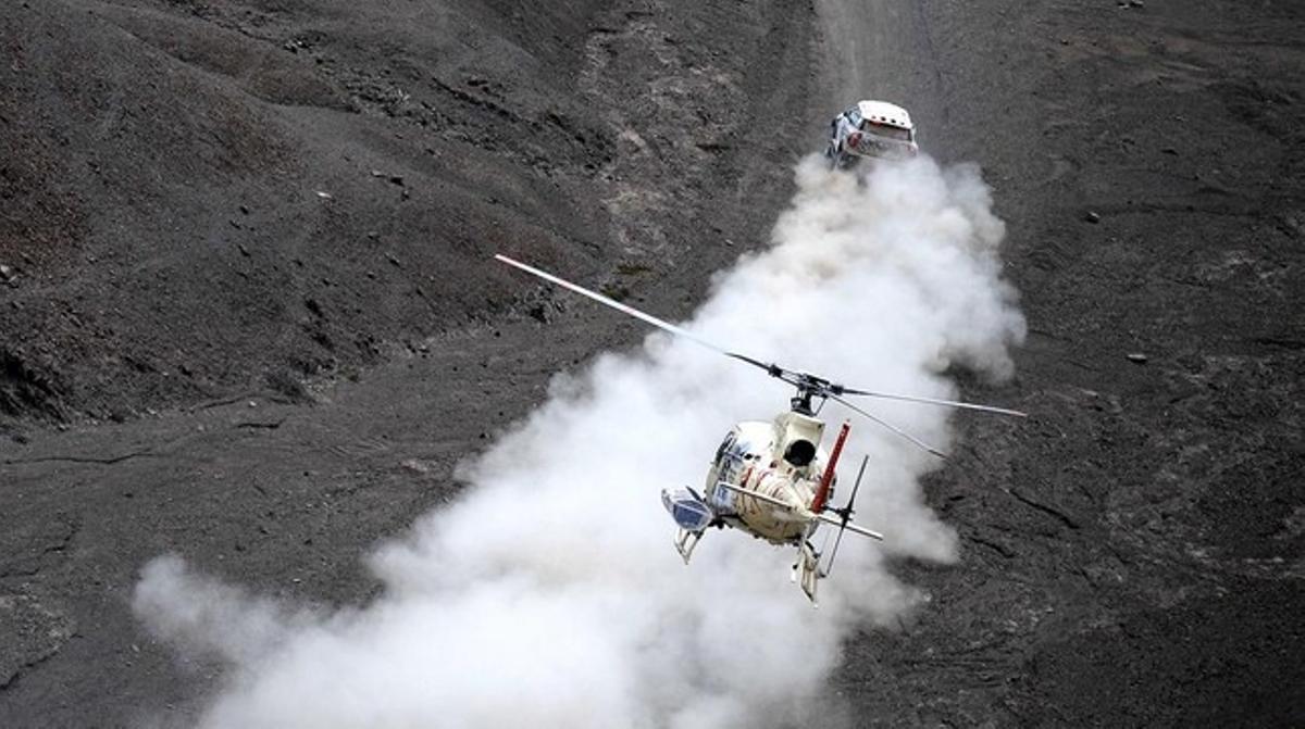 Stephane Peterhansel i el copilot Jean Paul Cottret és seguit per un helicòpter durant la 10a etapa entre Iquique i Antofagasta, Xile, el 15 de gener.