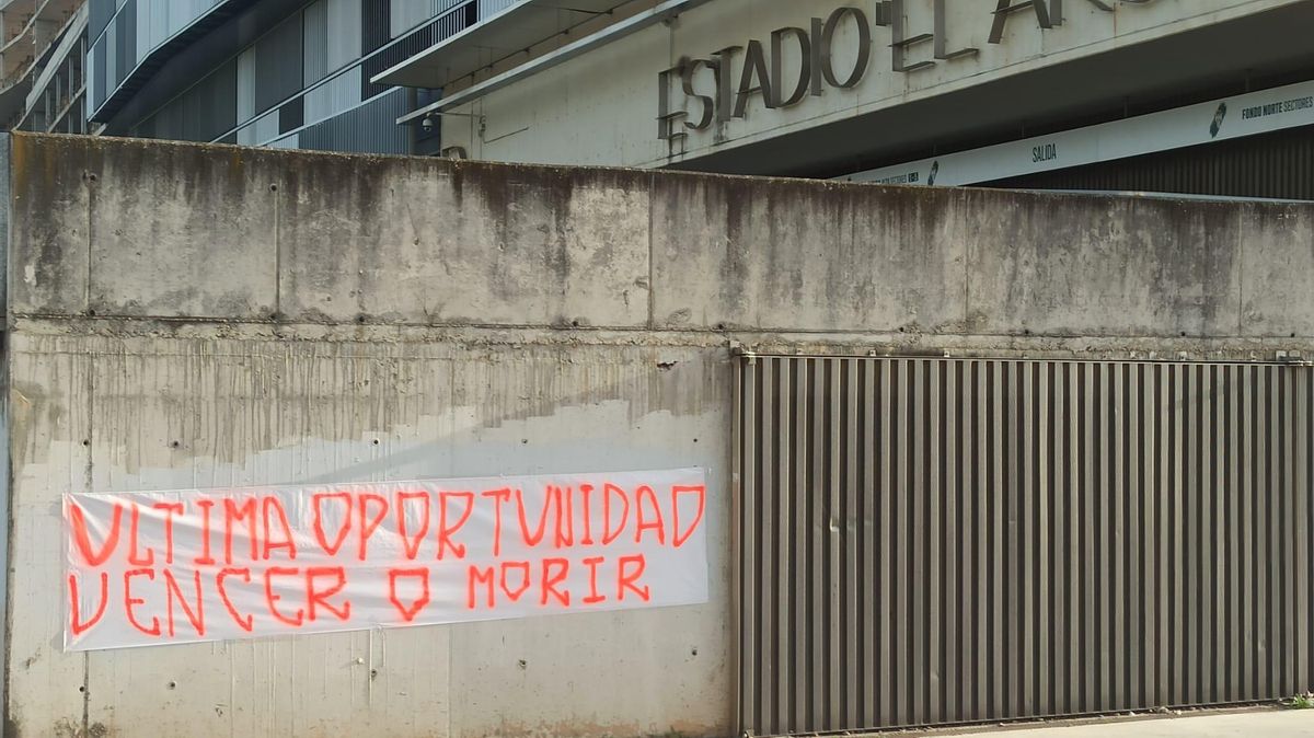 Pancarta colegada en los exteriores de El Arcángel.