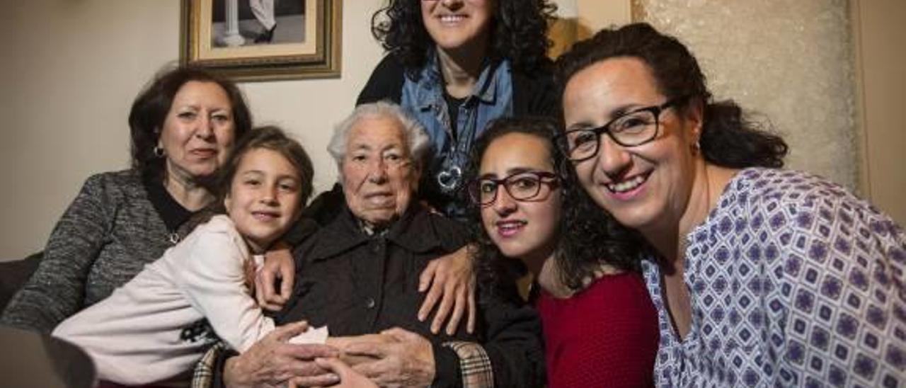 Trinidad Cases rodeada de su hija Trini, sus nietas Sonia y Silvia y sus bisnietas Laura y Claudia.