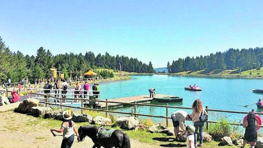 Turistes a l’estany de la Molina fent activitats durant la campanya d’estiu | ARXIU/LA MOLINA