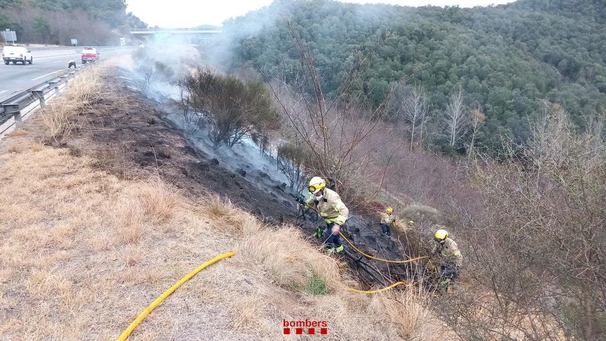Els Bombers treballant en l'incendi dels marges de l'Eix a Sant Hilari
