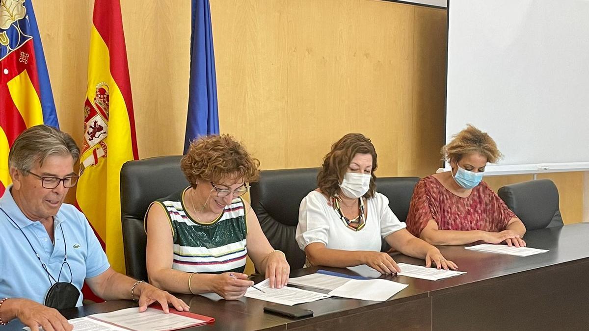 El presidente de Columbares, José Nicolás Olmos; la alcaldesa de Bigastro, Teresa Belmonte; la concejala de Servicios Sociales, Nuria Andreu, y la coordinadora de proyectos de Columbares en la Comunidad Valenciana, Ouafa Kyali