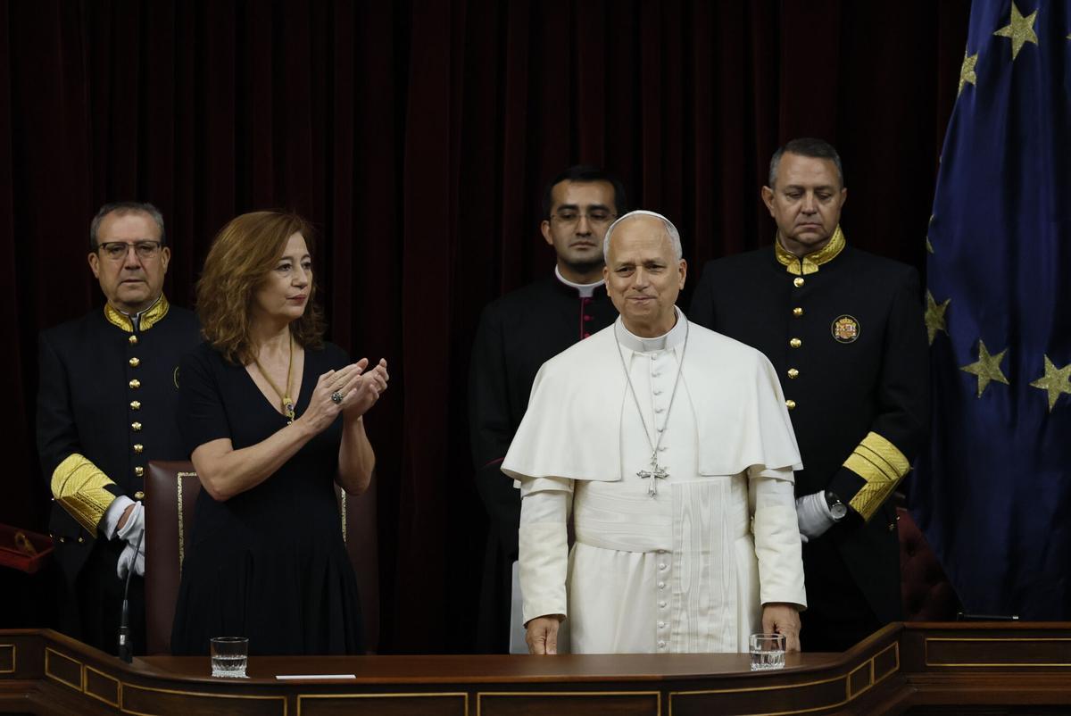 Francina Armengol recibe al papa León XIV en el Congreso de los Diputados