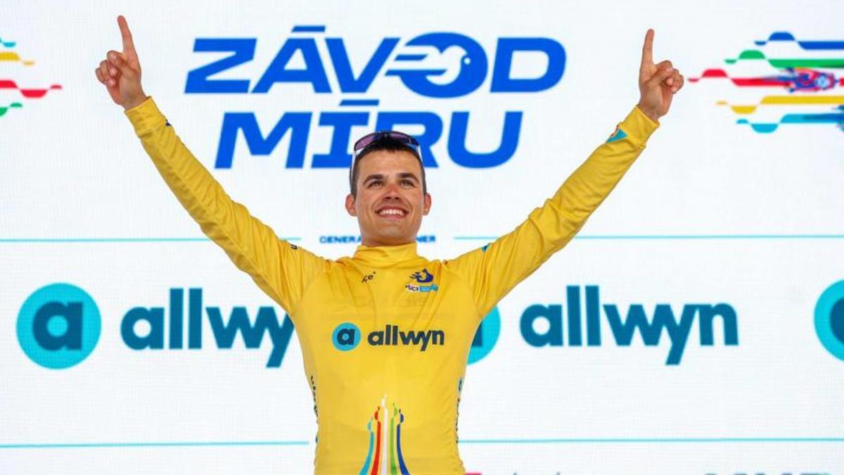 Pau Martí, en el podio tras proclamarse campeón de la Carrera de la Paz de la República Checa.