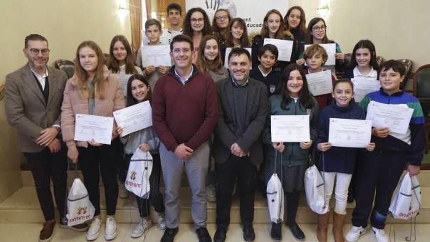 El alcalde y los regidores Borrell y Úbeda, con los alumnos ayer por la mañana en el ayuntamiento.