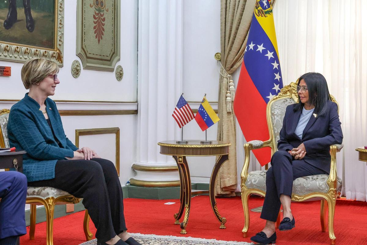 Archivo - Laura Dogu y la presidenta encrgada de Venezuela, Delcy Rodríguez.