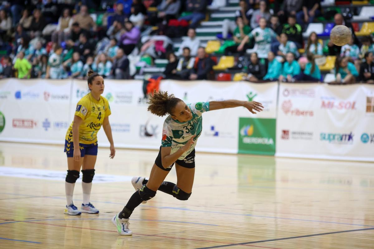 La brasileña Alexandra Do Nascimento, en un lanzamiento de siete metros