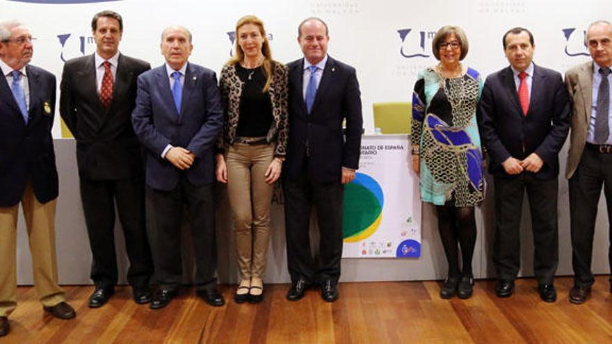 Foto de familia tras la presentación del CEU de fútbol sala.