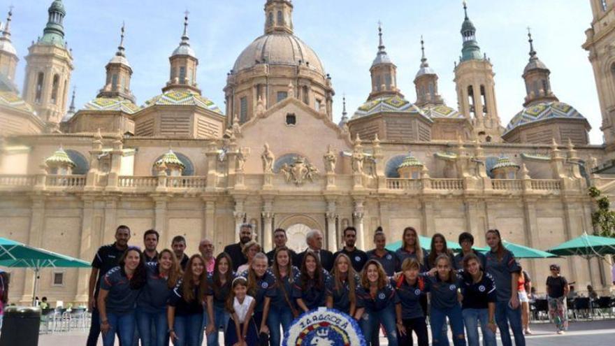 El Zaragoza Femenino realiza la Ofrenda a la Virgen y visita el Ayuntamiento