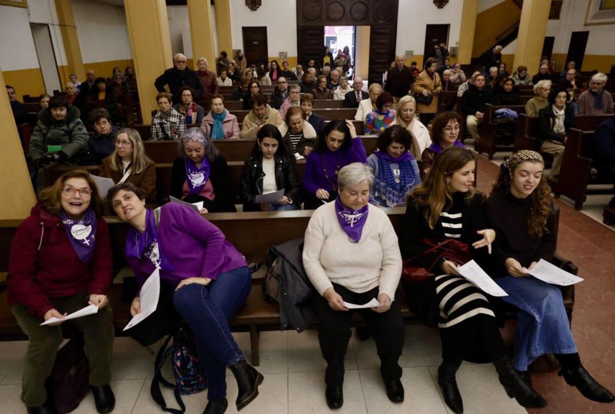 En primer término, integrantes del grupo «Revuelta de Mujeres en la Iglesia». Detrás, feligreses asistentes a la homilía.