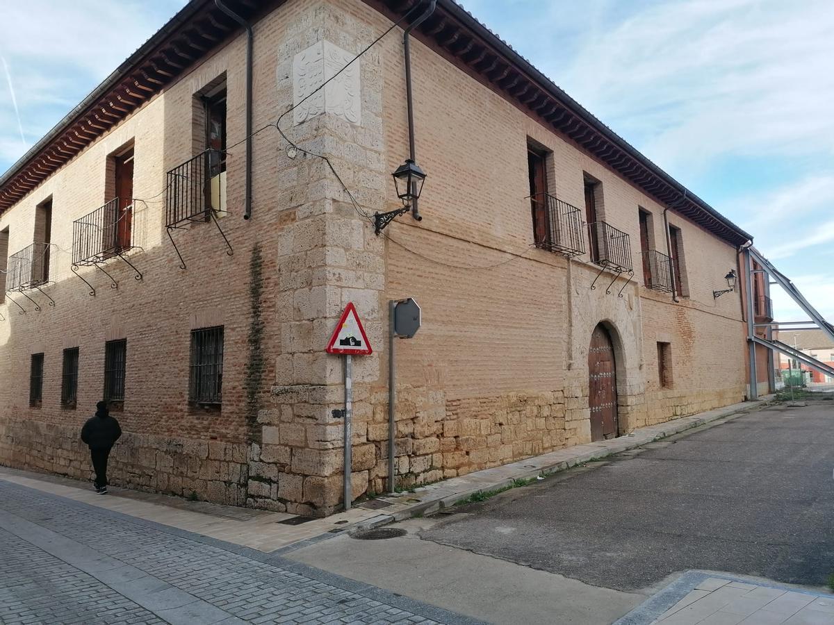 Un vecino pasea por el entorno del histórico edificio.