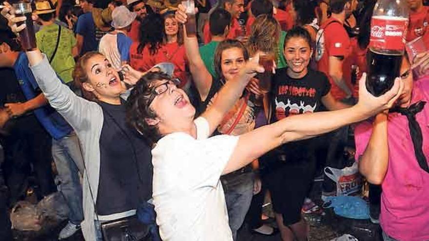 Cientos de jóvenes celebran el arranque de la feria 2009 en la primera &quot;noche de peñas&quot;