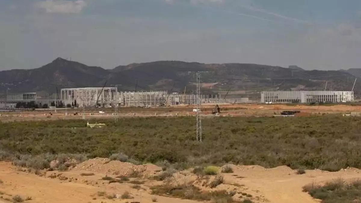 Suelo en el parque empresarial Parc Sagunt II de la localidad valenciana de Sagunto, con la construcción del centro logístico al fondo.