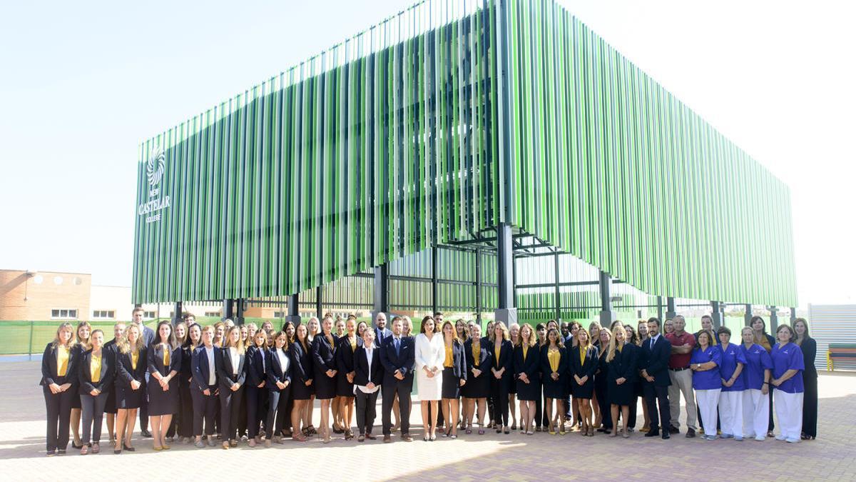 María del Mar Sánchez, en el centro, junto al resto del personal que conforma el New Castelar College.