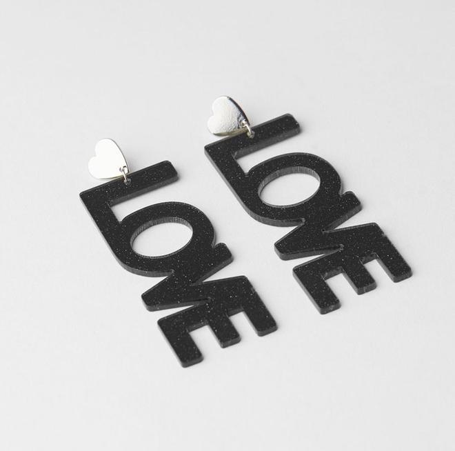 Pendientes LOVE de Bershka