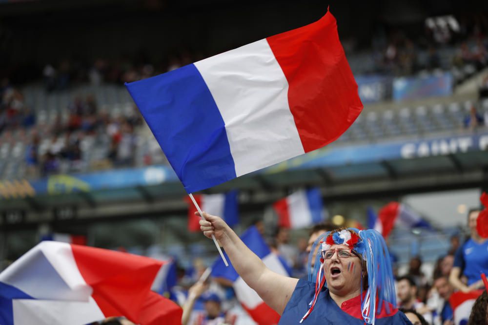 Los seguidores de ambos equipos han puesto colorido al estadio de Saint Denis en el partido inaugural.