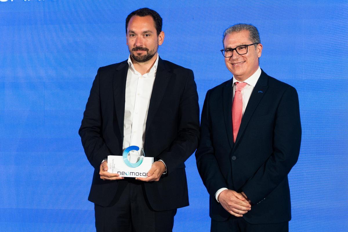 Bastien Verot, CEO de Electra en España, recogió el Premio a Mejor Experiencia de Usuario, otorgado por Vicente Montoro, gerente de motor de Prensa Ibérica