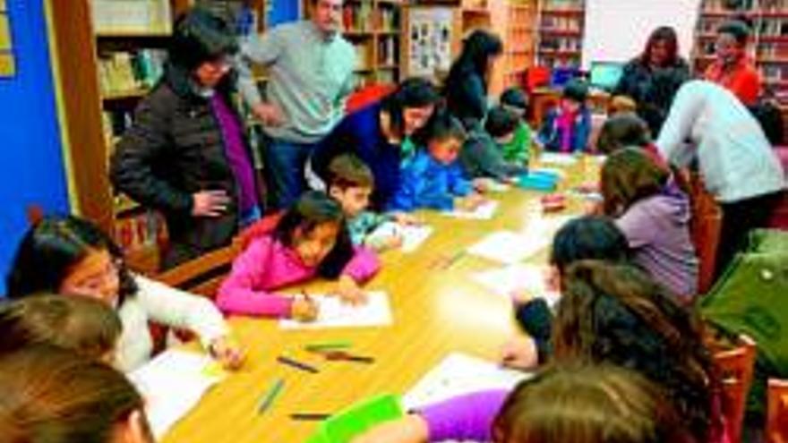 Los niños aprenden a compartir con un libro