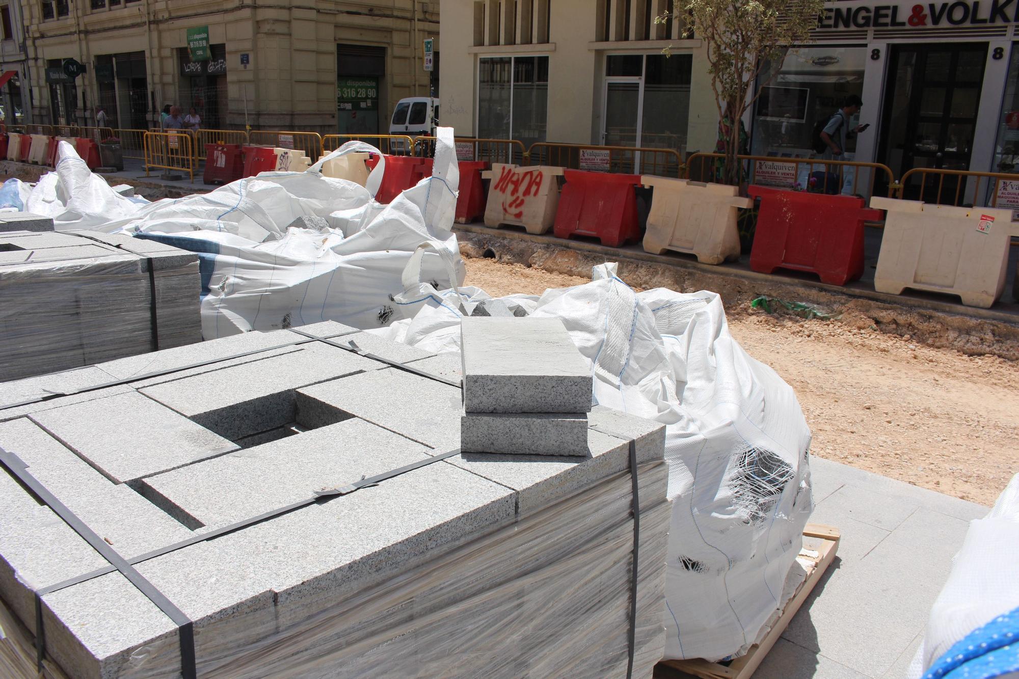 La calle de la Paz levanta el asfalto para su remodelación final