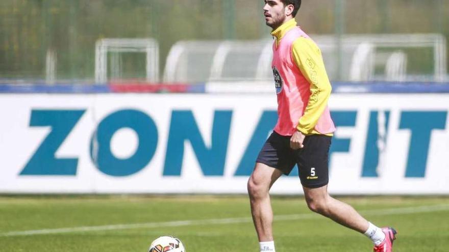 Insua controla el balón en un entrenamiento del Deportivo.