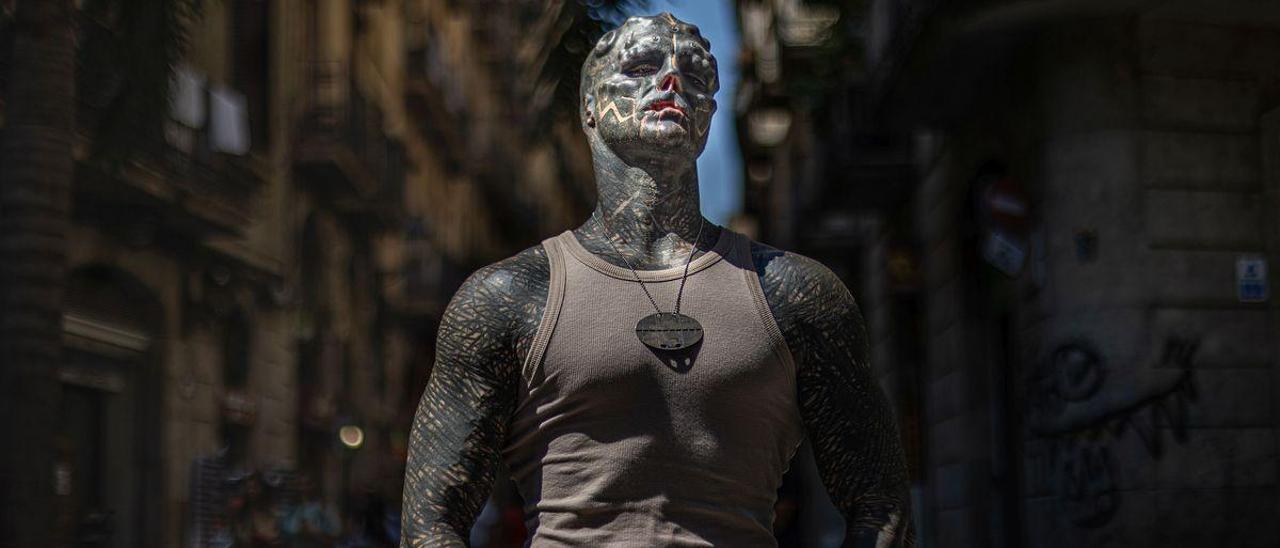 Anthony Loffredo, The Black Alien, posa en una calle del Raval de Barcelona.