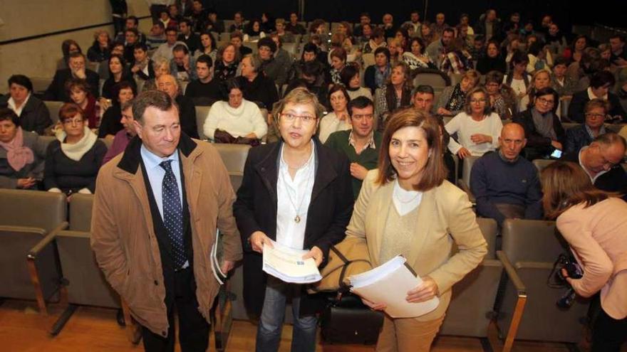 Juan Maneiro (i), Rosa Quintana y Susana Rodríguez, frente a los mariscadores. // Xoán Álvarez