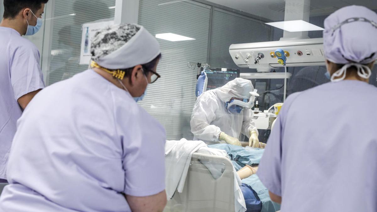 Sanitaris atenen un pacient de coronavirus a l&#039;UCI en un hospital espanyol
