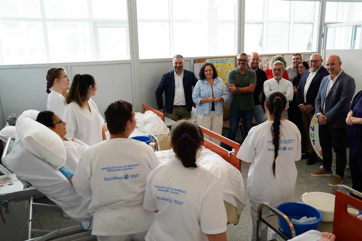 As autoridades durante a visita ás alumnas da especialidade de atención sociosanitaria.