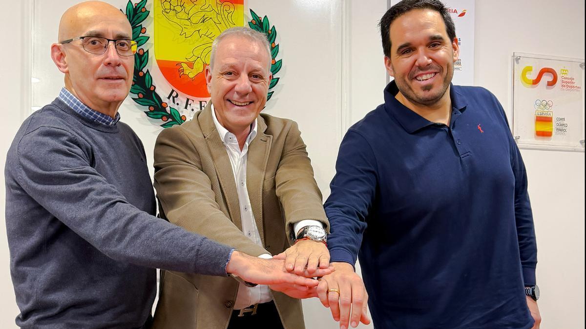 Jordi Ribera y Joaquín Rocamora, máximos responsables de Hispanos y Guerreras, compartieron una jornada de trabajo con el presidente de la Real Federación Española de Balonmano, Francisco Blázquez.