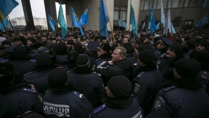 Un grupo armado toma las sedes del Parlamento y el Gobierno en Crimea