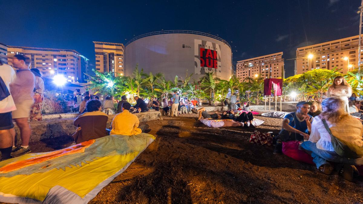 El Espacio Cultural El Tanque de Santa Cruz de Tenerife rodeado de su jardín lleno de asistentes al festival.