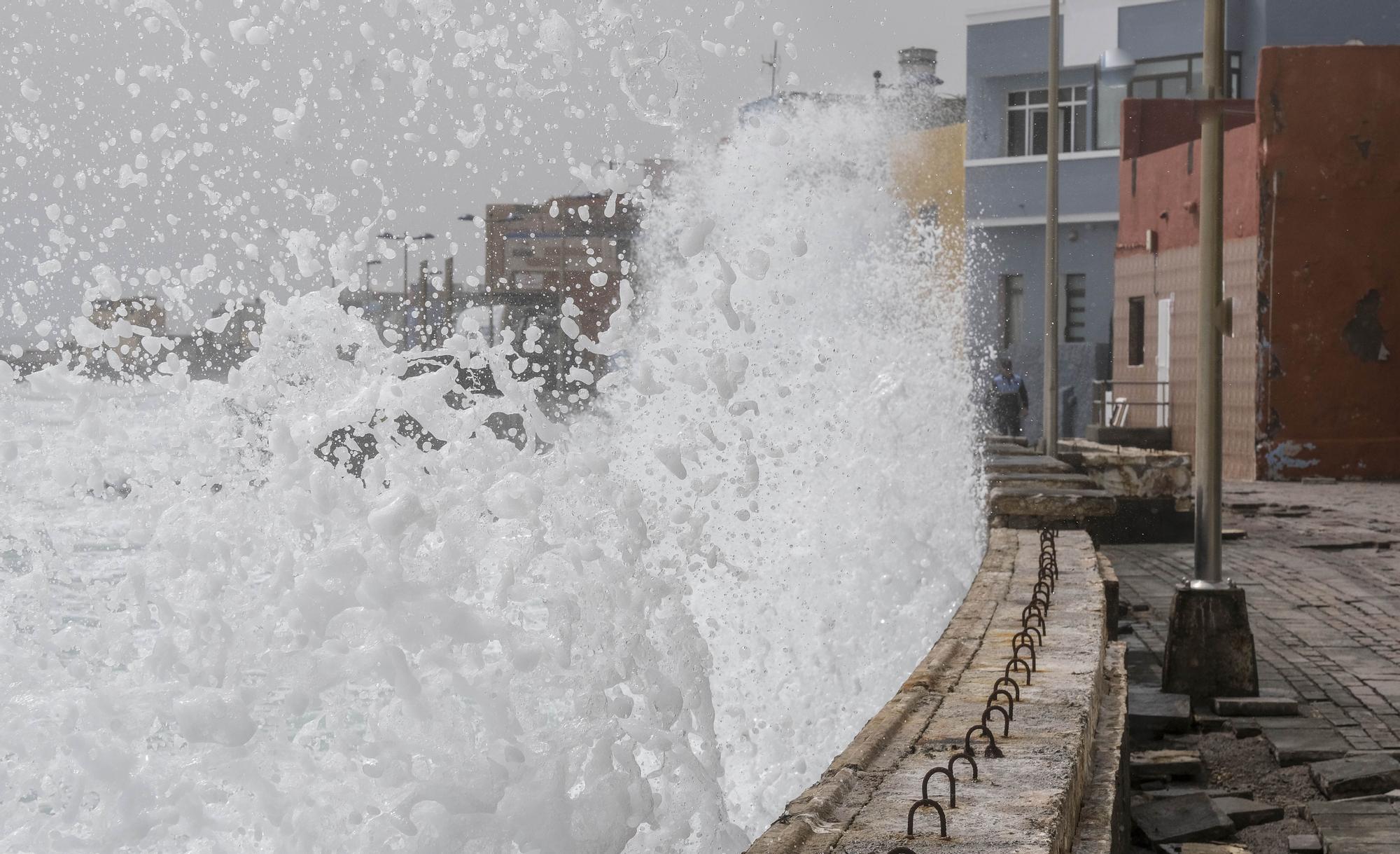 Este miércoles, vecinos, Policía Local y Bomberos de LPGC llevaron a cabo labores de acondicionamiento y prevención tras las inundaciones por el fuerte oleaje en el barrio de San Cristóbal, en la capital grancanaria.