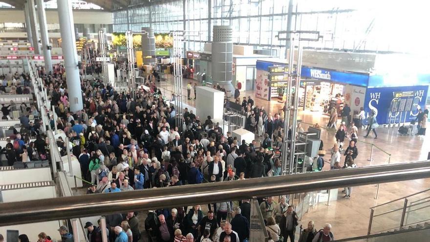 Nueva jornada de colas en el aeropuerto de Alicante-Elche por la huelga en la seguridad privada