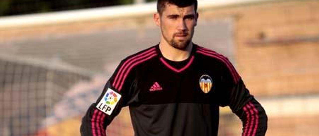 Mathew Ryan posa con su nueva camiseta.