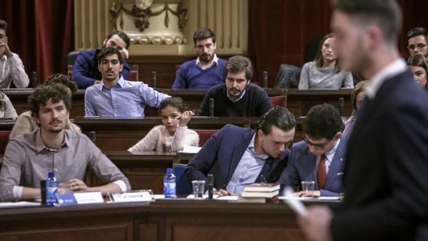 El Parlament acoge la liga de debate de la UIB