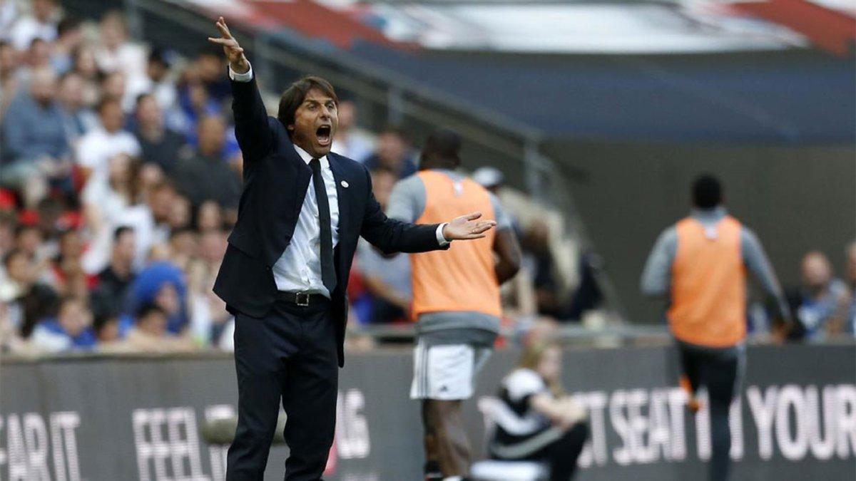 Conte al frente del banquillo del Chelsea