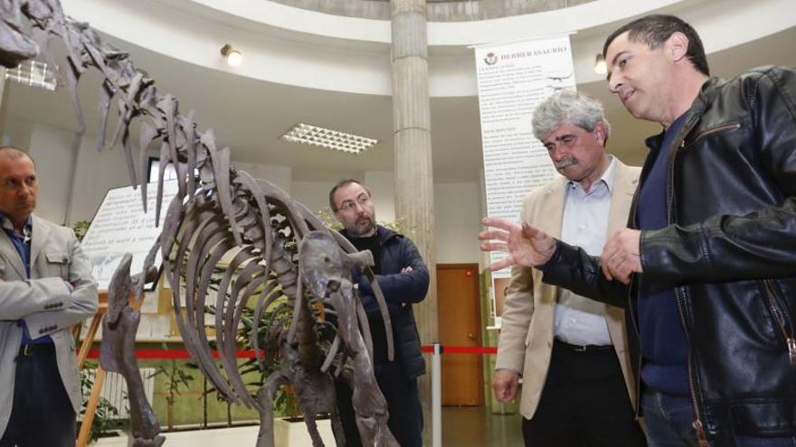 León expone dos réplicas del dinosaurio &quot;Herrerasaurio&quot;