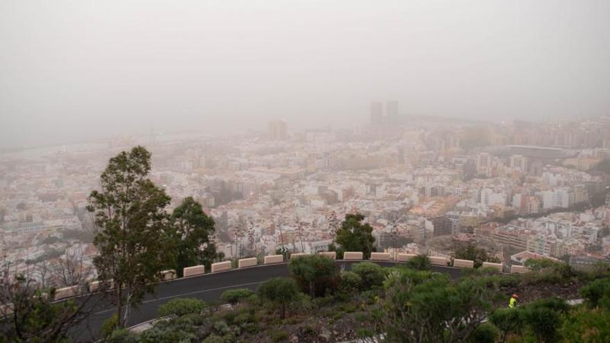 Martes de Carnaval con calima en Santa Cruz de Tenerife