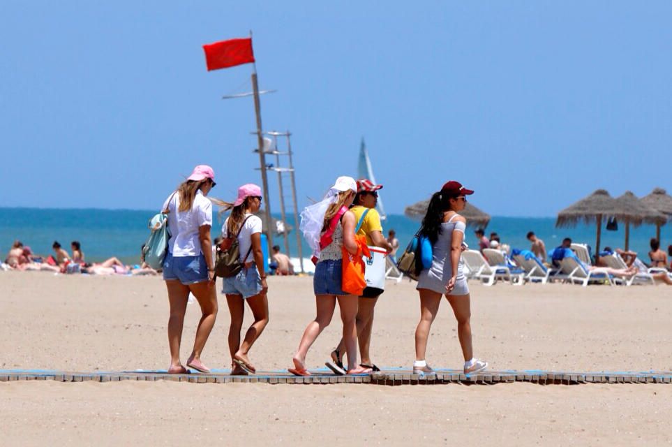 València cierra al baño las playas de la Malva-rosa y el Cabanyal