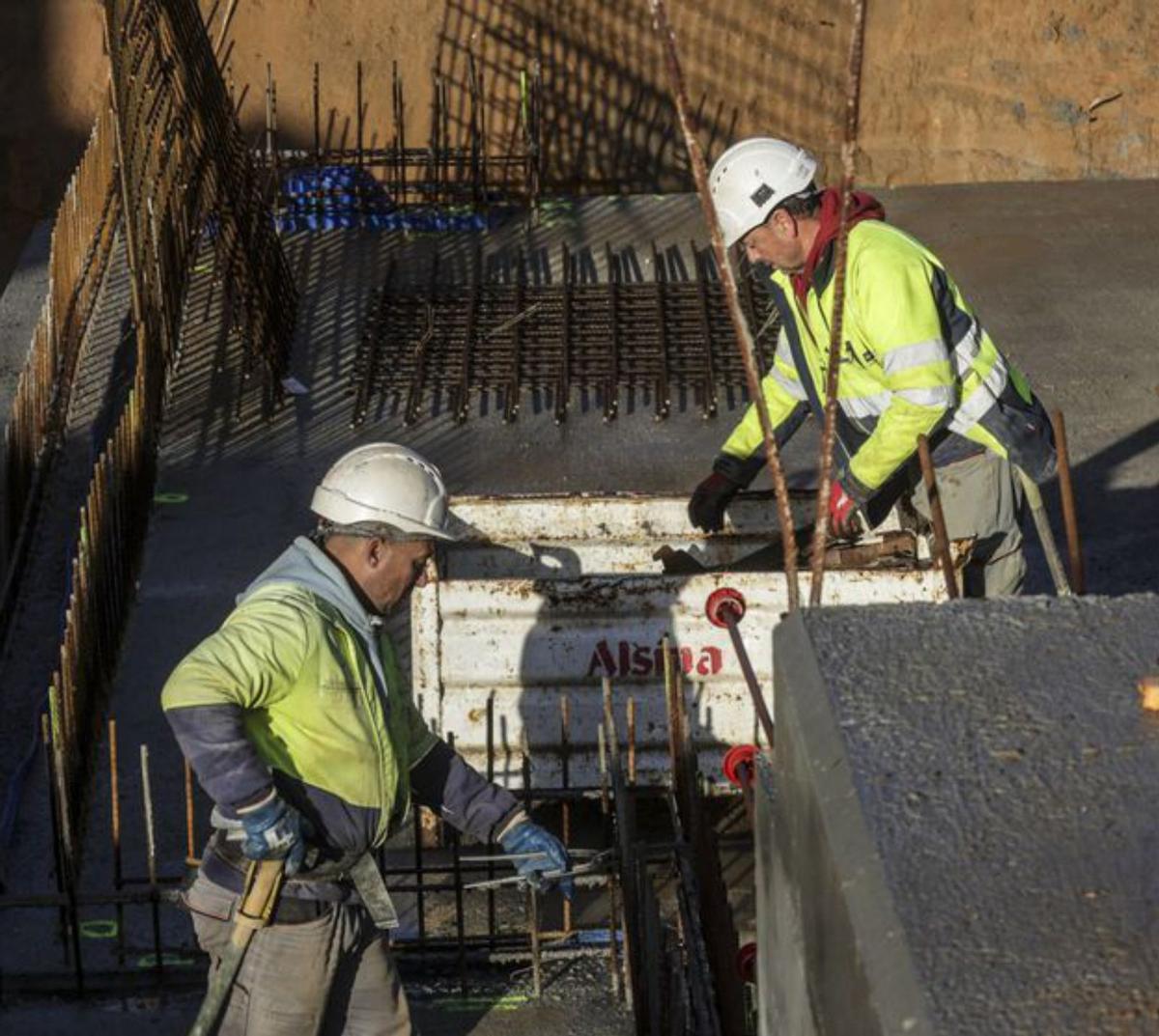 En primer plano la tubería del viejo colector, a la que rodea la nueva infraestructura con dos marcos. Abajo, Francisco Quesada, José Cara, Luis Merino, Vanesa Mateo, Saturnino Bueno, Miguel Ángel Ruiz Bazaco y Hermenegildo Blanco.