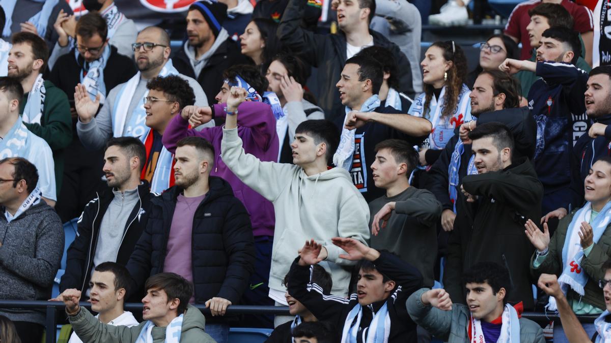 Aficionados del Celta durante el primer partido sin la obligación de usar mascarilla