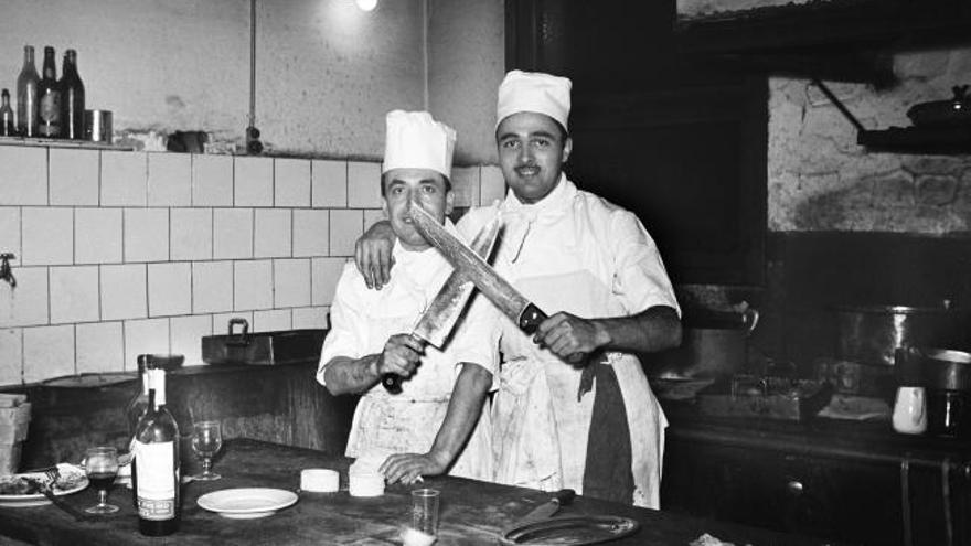La fotografia mostra dos cuiners del restaurant Duran, al Pertús, amb les seves eines de treball, ben esmolades, a la mà.