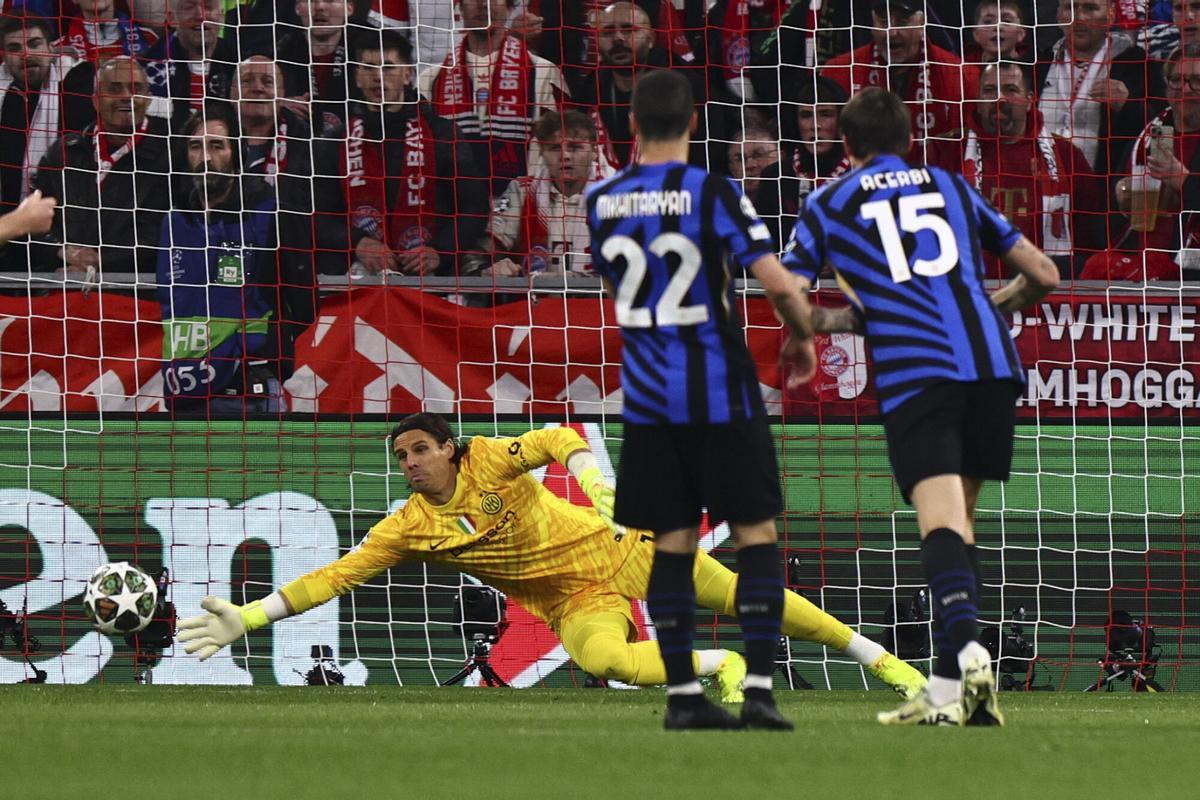 MUNICH (Germany), 08/04/2025.- Goalkeeper Yann Sommer of Inter in action during the UEFA Champions League quarter final 1st leg between FC Bayern Munich and Inter Milan in Munich, Germany, 08 April 2025. (Liga de Campeones, Alemania) EFE/EPA/ANNA SZILAGYI