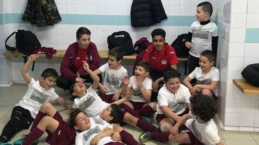 El Llaranes celebra el ascenso del prebenjamín