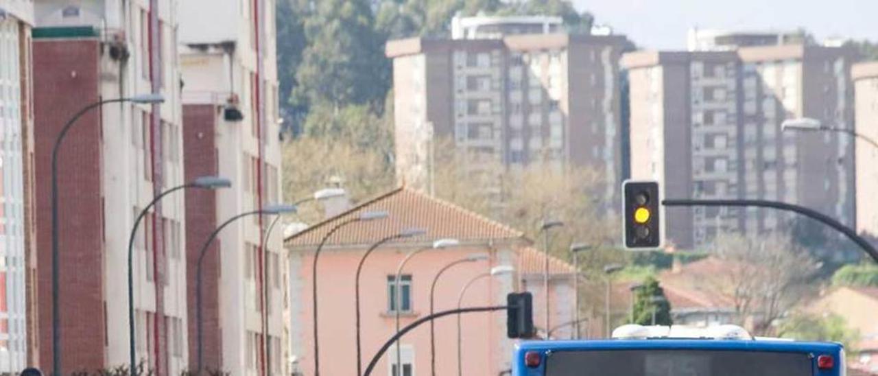 Autobuses urbanos en la avenida de Los Telares.