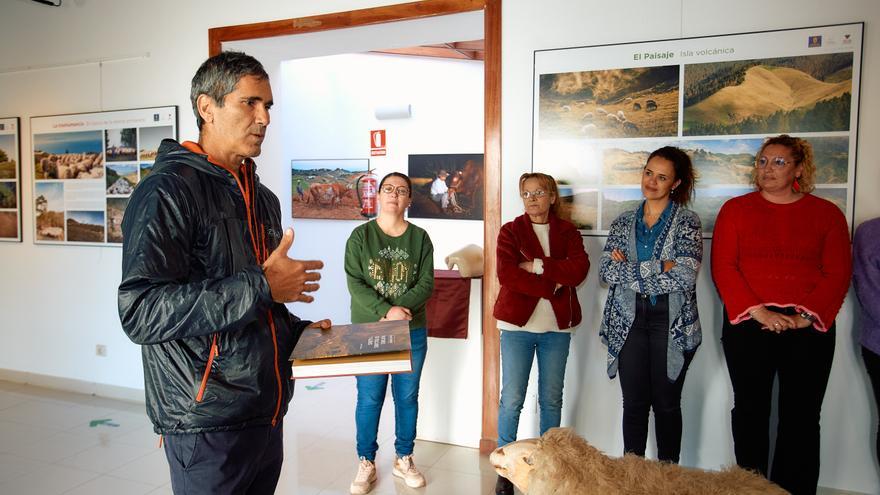 Tejeda inaugura la exposición fotográfica Pastores de Volcanes y Alisios